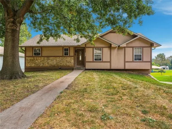 426 James CIR, Odessa, MO 64076