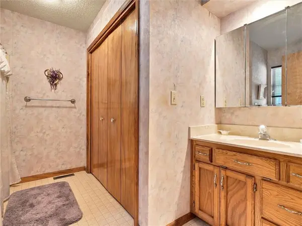 426 James CIR, Odessa, MO 64076