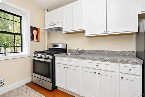 12 Field End LN #2L, Eastchester, NY 10709