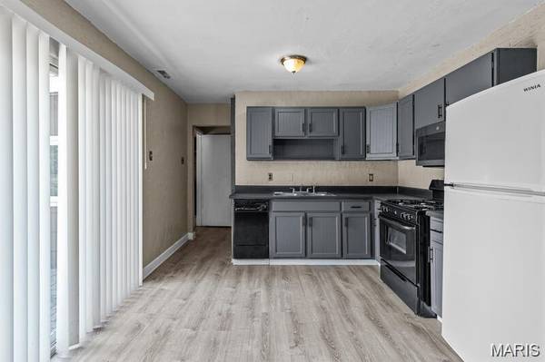 1395 Bluebird DR, Florissant, MO 63031