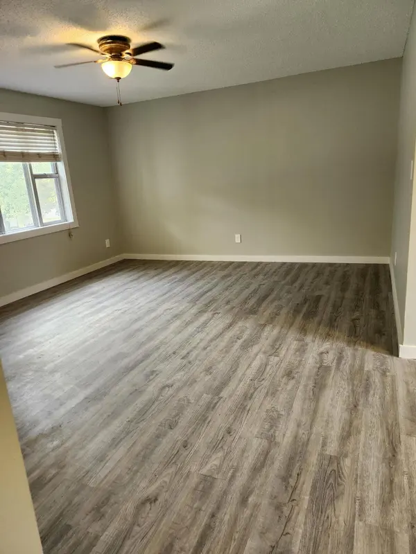 824 S Vine ST, Marshfield, MO 65706