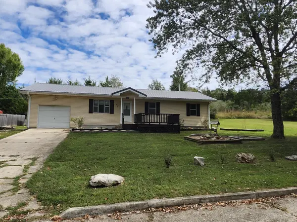 824 S Vine ST, Marshfield, MO 65706
