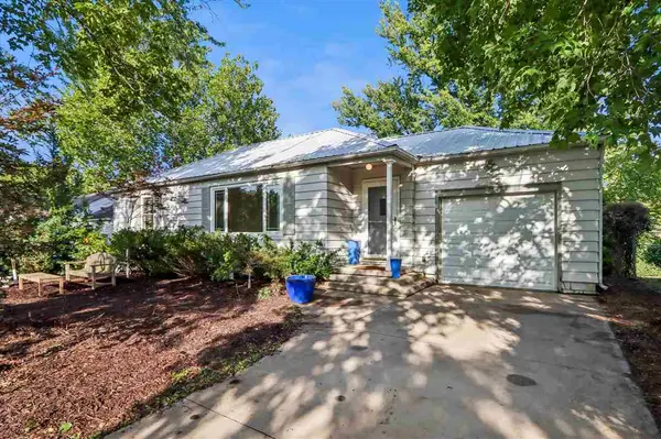 705 9th Ave, Coralville, IA 52241