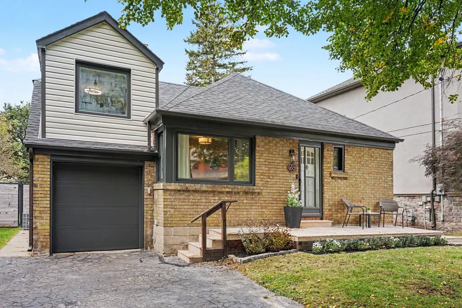 28 Inverleigh DR, Toronto W07, ON M8Y 3E3