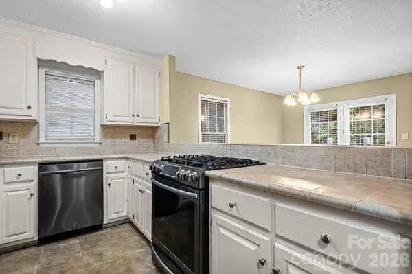 2433 1st ST NW #22, Hickory, NC 28601