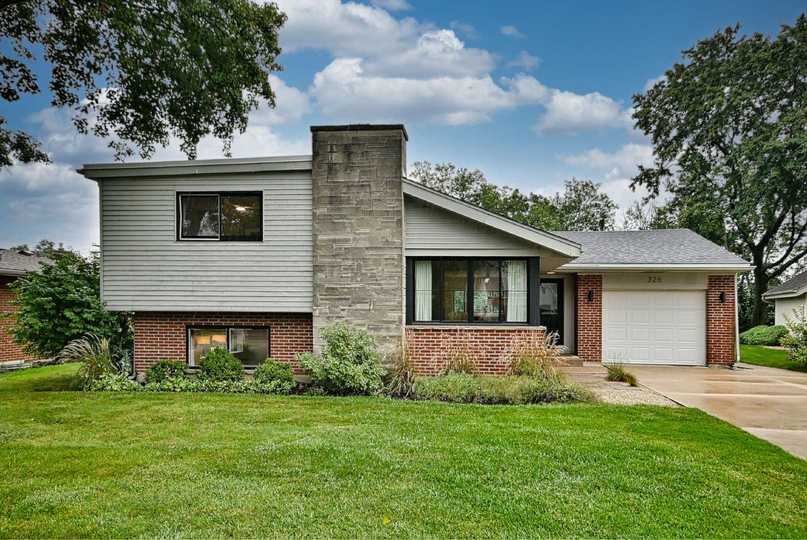 326 E Huntington LN, Elmhurst, IL 60126