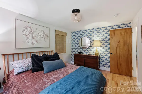 16 Melton DR, Asheville, NC 28805
