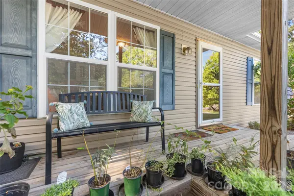 40 Rocking Porch LN, Asheville, NC 28805
