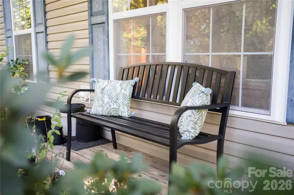 40 Rocking Porch LN, Asheville, NC 28805