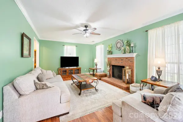 1300 Sugar Hollow DR, Charlotte, NC 28214