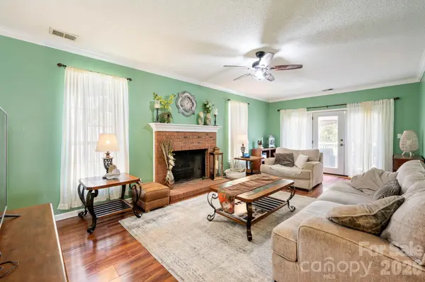 1300 Sugar Hollow DR, Charlotte, NC 28214
