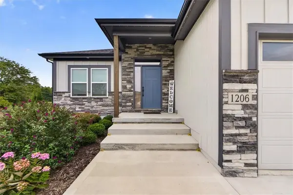 1206 Lady's LN, Harrisonville, MO 64701