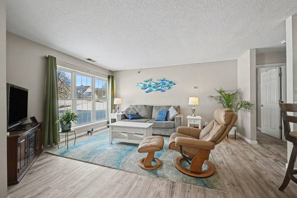 6165 Chasewood Pkwy #1, Hopkins, MN 55343
