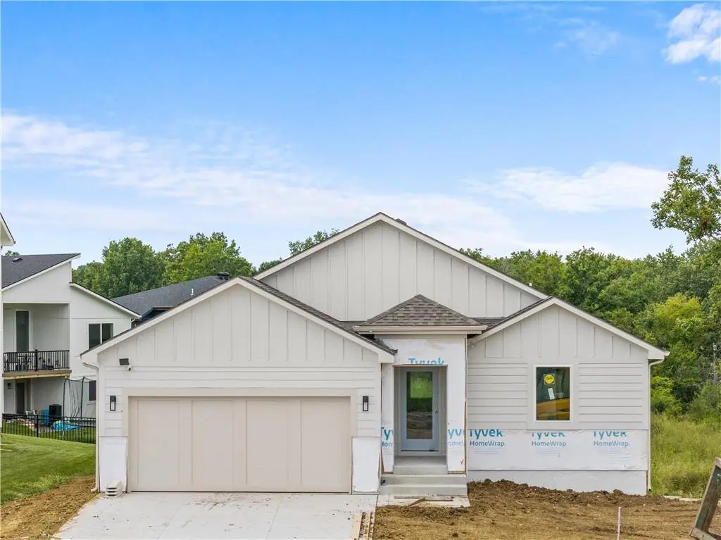 2002 SE Oak Ridge DR, Oak Grove, MO 64075