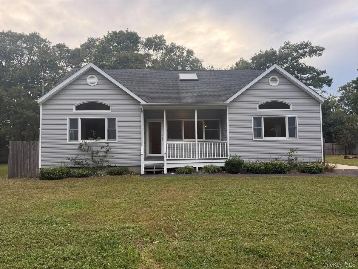6 Concord AVE, Medford, NY 11763