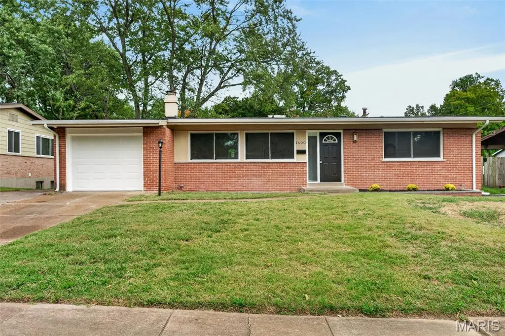 1600 Gallant Fox DR, Florissant, MO 63033