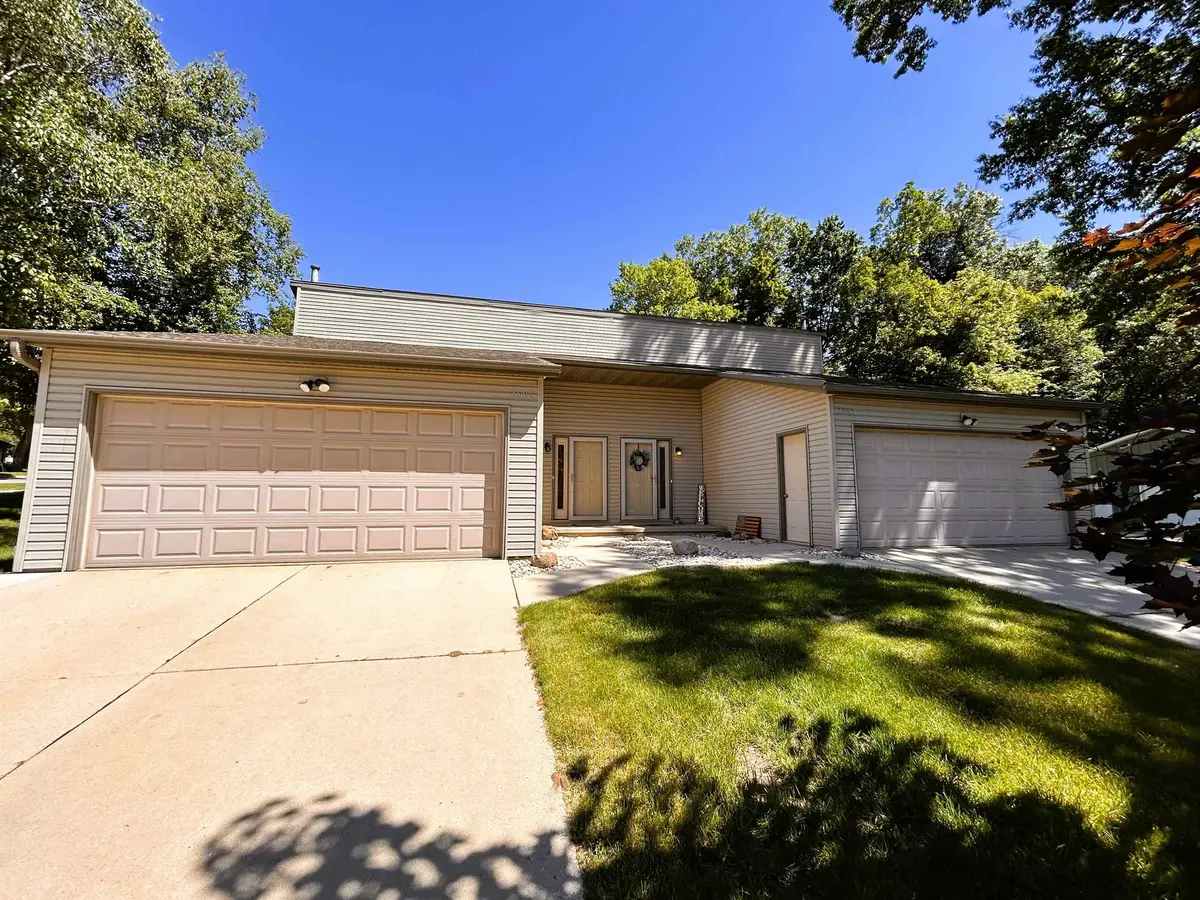 2590 CHERRYWOOD LN, Green Bay, WI 54304