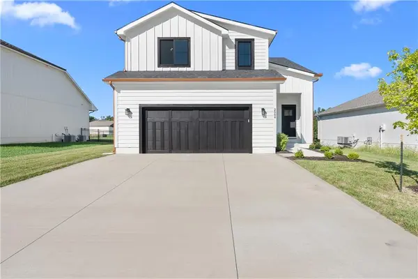 2004 Oak Ridge DR, Oak Grove, MO 64075