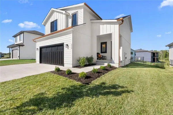 2004 Oak Ridge DR, Oak Grove, MO 64075