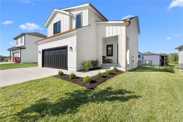 2004 Oak Ridge DR, Oak Grove, MO 64075