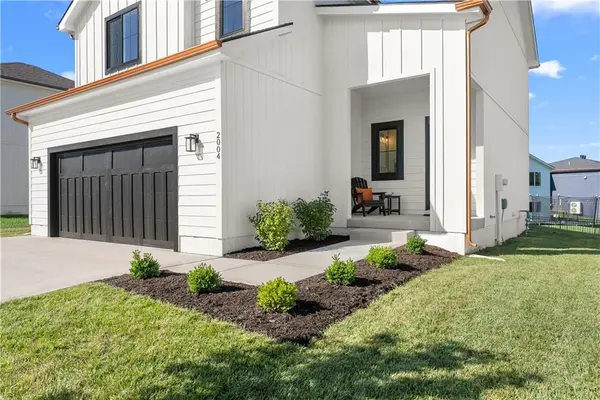 2004 Oak Ridge DR, Oak Grove, MO 64075