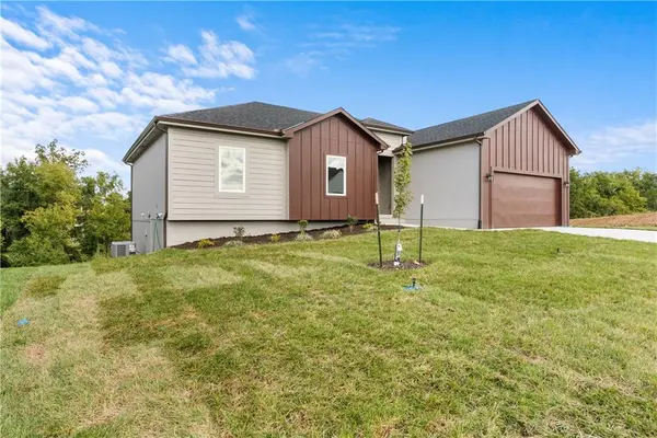 612 SE 21st ST, Oak Grove, MO 64075