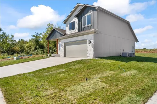 2200 SE Oak Ridge DR, Oak Grove, MO 64075