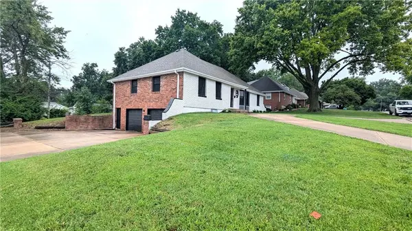 9909 E 76th TER, Raytown, MO 64138
