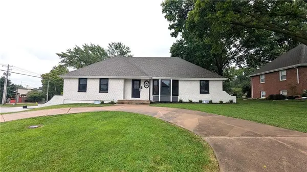 9909 E 76th TER, Raytown, MO 64138