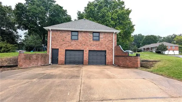 9909 E 76th TER, Raytown, MO 64138