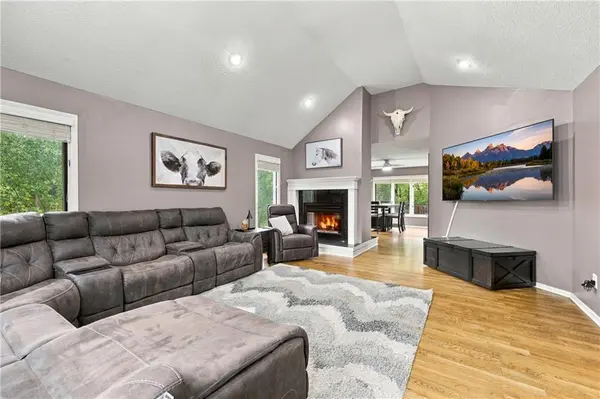 3650 SW Kimstin CIR, Blue Springs, MO 64015