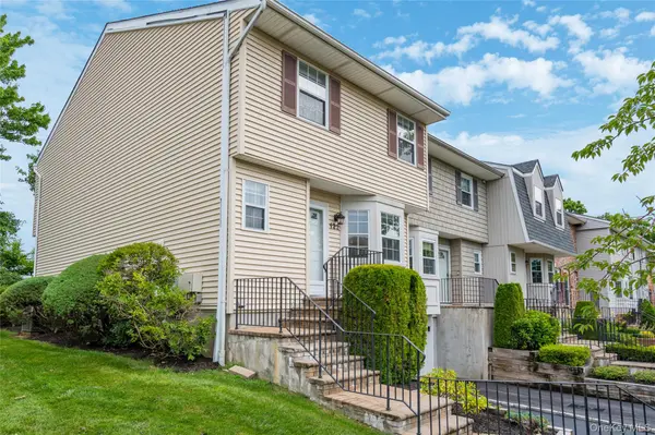 122 Woodlake DR, Woodbury, NY 11797