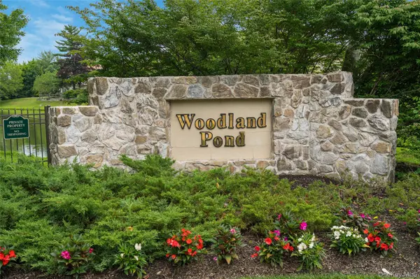 122 Woodlake DR, Woodbury, NY 11797