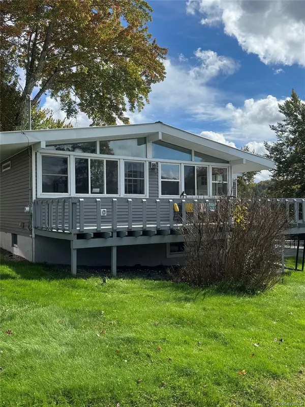 53 Lakeview RD, Kauneonga Lake, NY 12720