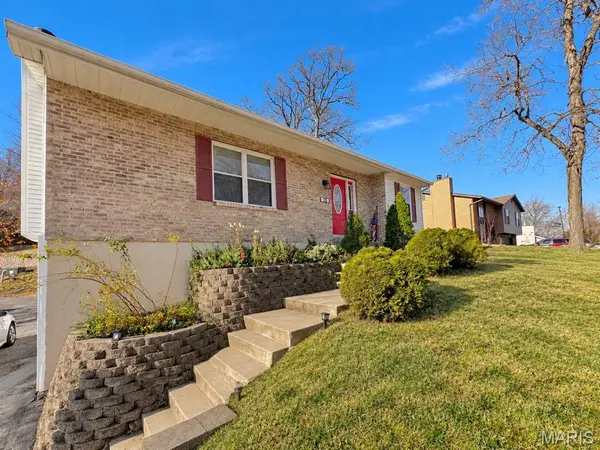 15 Toni Trails CT, Fenton, MO 63026