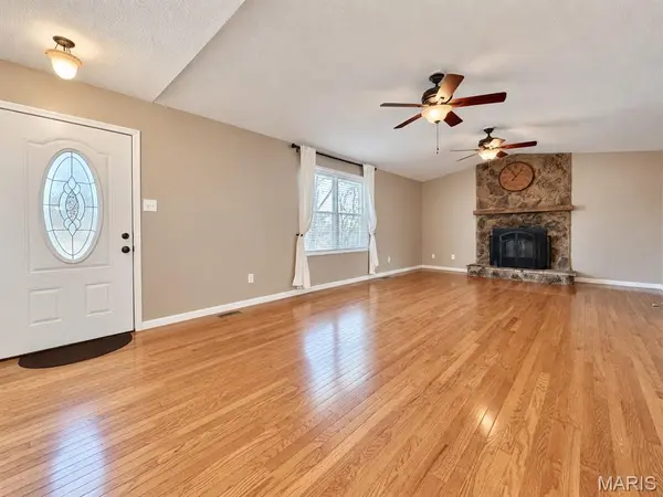 15 Toni Trails CT, Fenton, MO 63026
