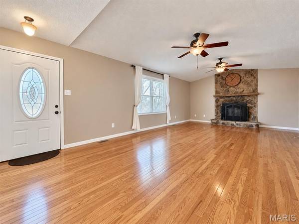 15 Toni Trails CT, Fenton, MO 63026