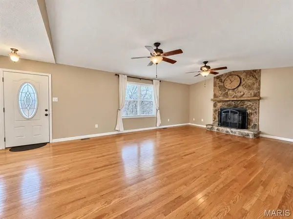 15 Toni Trails CT, Fenton, MO 63026