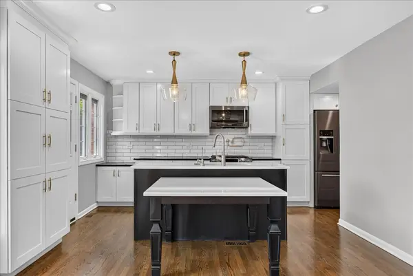 2725 E Bel Aire DR, Arlington Heights, IL 60004