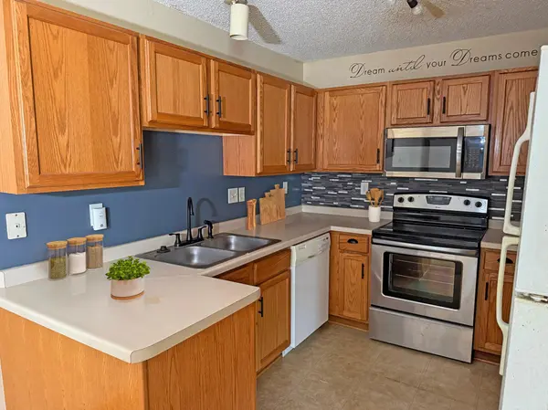 913 Serenity CIR, Norwood Young America, MN 55397