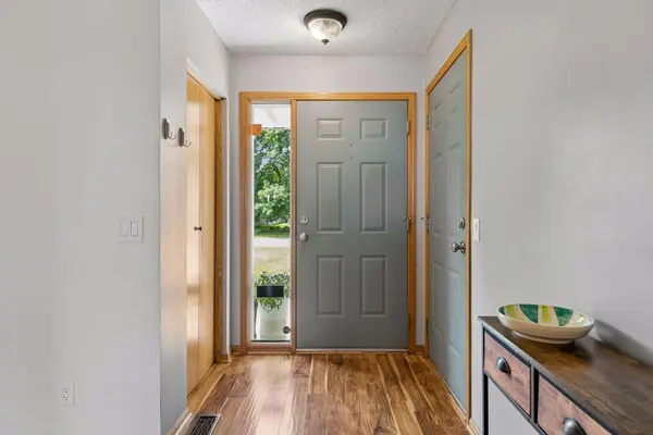 1049 Bonnieview DR, Woodbury, MN 55129