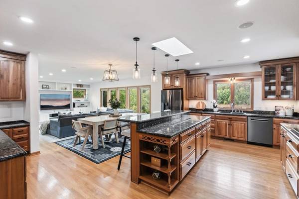 8370 W Lake DR, Chanhassen, MN 55317