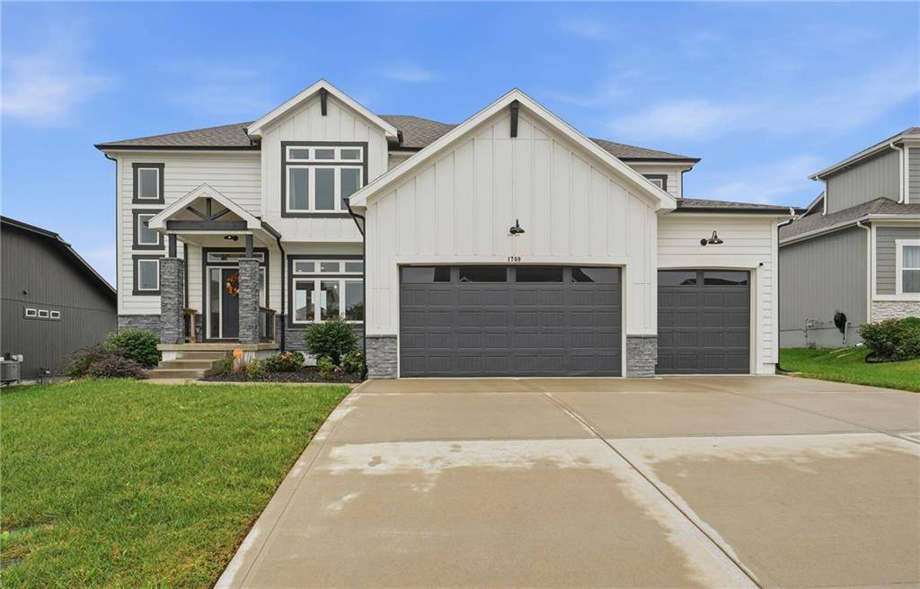 1709 SW Hightown DR, Lee's Summit, MO 64082