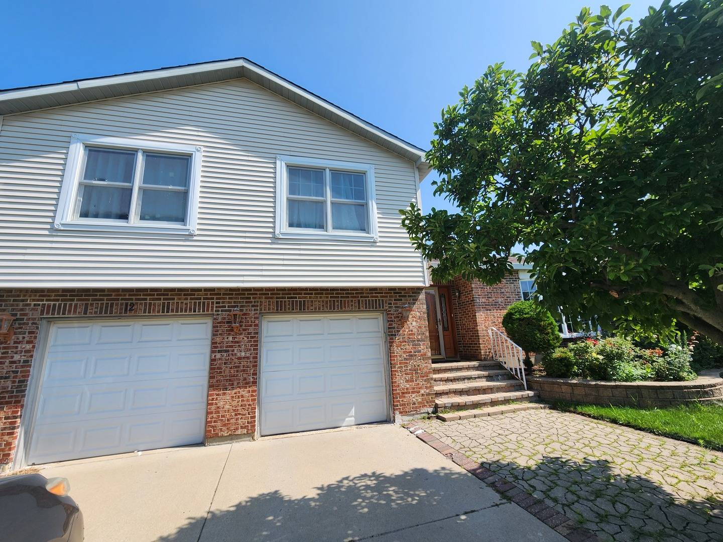 12 Mill Pond DR, Glendale Heights, IL 60139