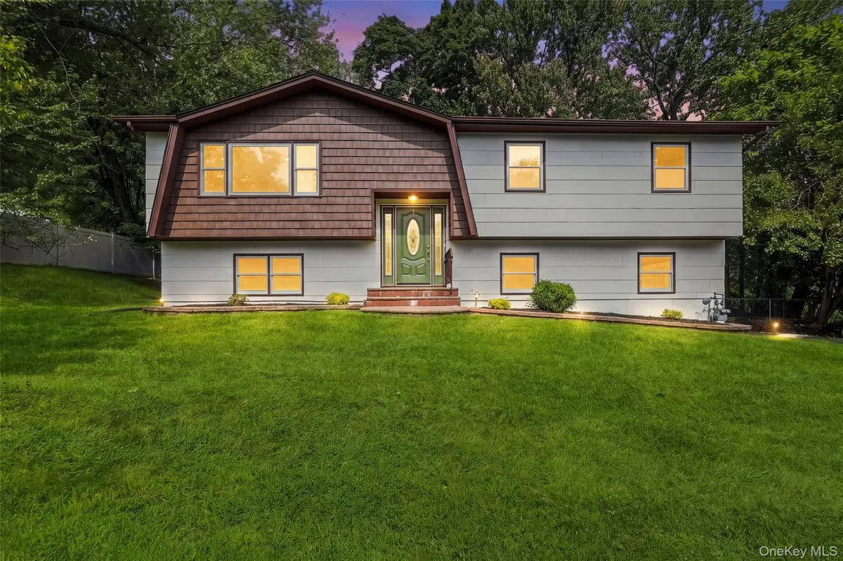 2 Deborah LN, Valley Cottage, NY 10989