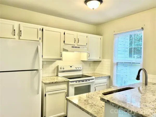 8253 Circle Tree LN, Charlotte, NC 28277