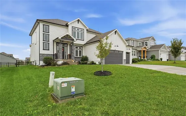 1709 SW Hightown DR, Lee's Summit, MO 64082