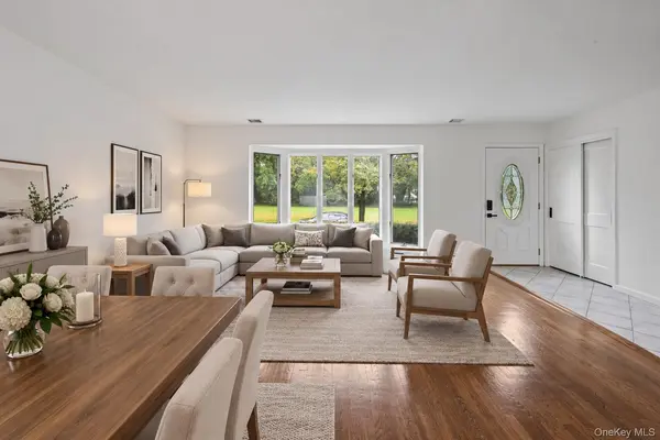 27 Schoenfield LN, Melville, NY 11747