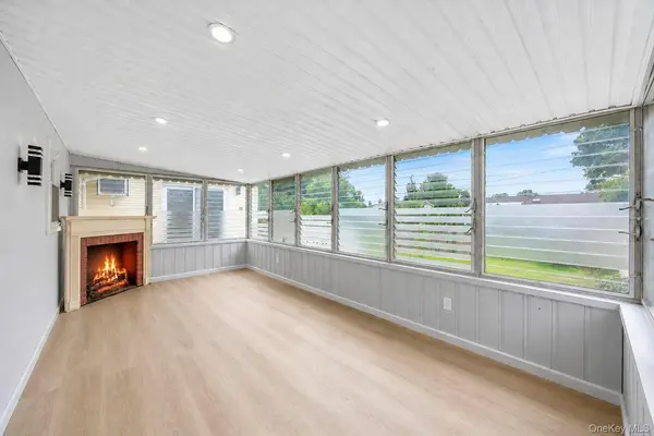 18 Dexter LN, Kings Park, NY 11754