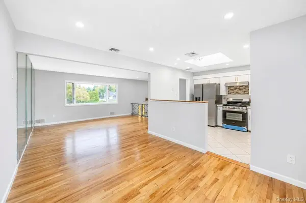 18 Dexter LN, Kings Park, NY 11754